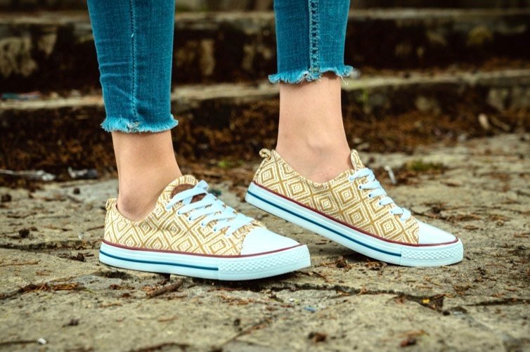 SNEAKERS AMARILLOS